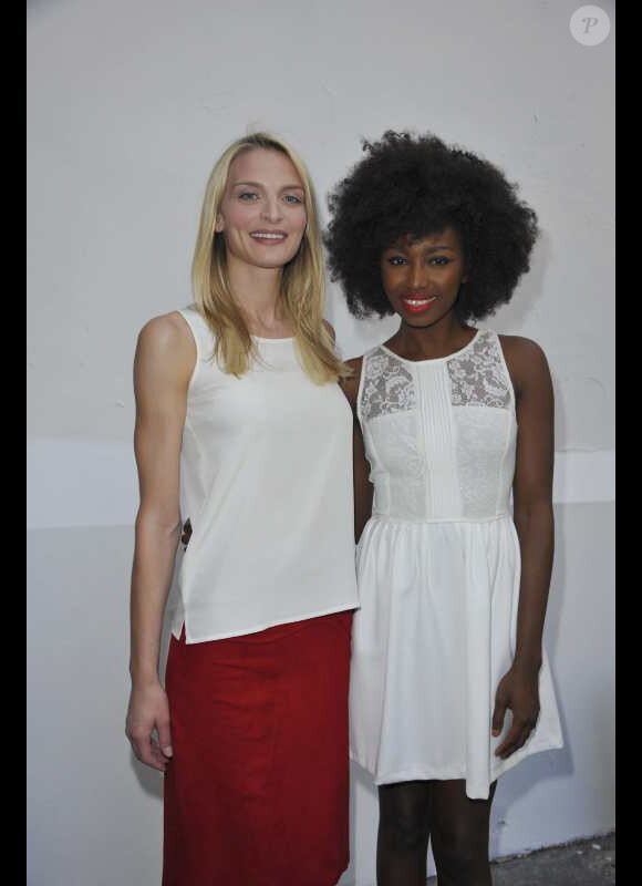 Sarah Marshall et Inna Modja le 29 mai 2012 à Paris pour l'inauguration du café éphémère Magnum