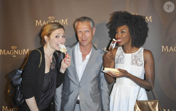 Julie Gayet et Inna Modja entourent le patron de Magnum le 29 mai 2012 à Paris pour l'inauguration du café éphémère Magnum