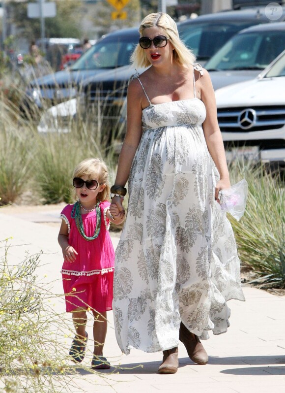Tori Spelling et sa fille Stella en septembre 2011