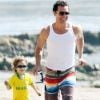 Matthew McConaughey et son fils Levi, 4 ans, sur une plage de Malibu à Los Angeles, le 30 mai 2012.