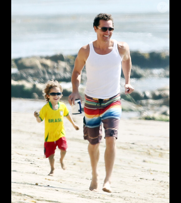 Matthew McConaughey et son fils Levi, 4 ans, sur une plage de Malibu à Los Angeles, le 30 mai 2012.