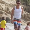 Matthew McConaughey et son fils Levi et sa fille Vida sur une plage de Malibu à Los Angeles, le 30 mai 2012.