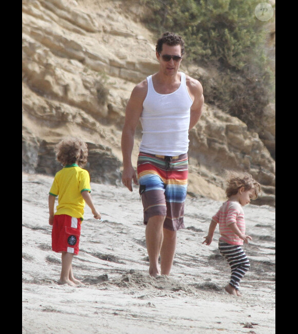 Matthew McConaughey et son fils Levi et sa fille Vida sur une plage de Malibu à Los Angeles, le 30 mai 2012.