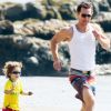 Matthew McConaughey et son fils Levi sur une plage de Malibu à Los Angeles, le 30 mai 2012.