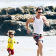 Matthew McConaughey et son fils Levi sur une plage de Malibu à Los Angeles, le 30 mai 2012.