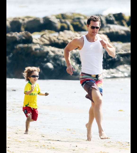 Matthew McConaughey et son fils Levi sur une plage de Malibu à Los Angeles, le 30 mai 2012.