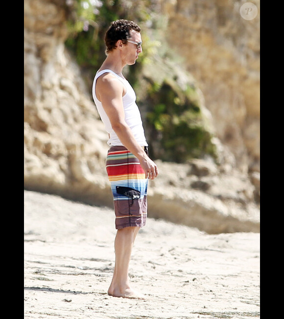 Matthew McConaughey avec ses enfants sur une plage de Malibu à Los Angeles, le 30 mai 2012.