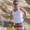 Matthew McConaughey et son fils Levi sur une plage de Los Angeles, le 30 mai 2012.