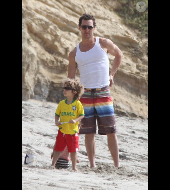 Matthew McConaughey et son fils Levi sur une plage de Los Angeles, le 30 mai 2012.