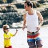Matthew McConaughey et son petit garçon, Levi, 4 ans, sur une plage de Los Angeles, le 30 mai 2012.