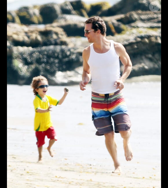 Matthew McConaughey et son petit garçon, Levi, 4 ans, sur une plage de Los Angeles, le 30 mai 2012.