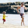 Matthew McConaughey s'amuse avec son fils Levi sur une plage de Malibu à Los Angeles, le 30 mai 2012.