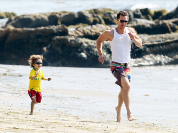 Matthew McConaughey s'amuse avec son fils Levi sur une plage de Malibu à Los Angeles, le 30 mai 2012.