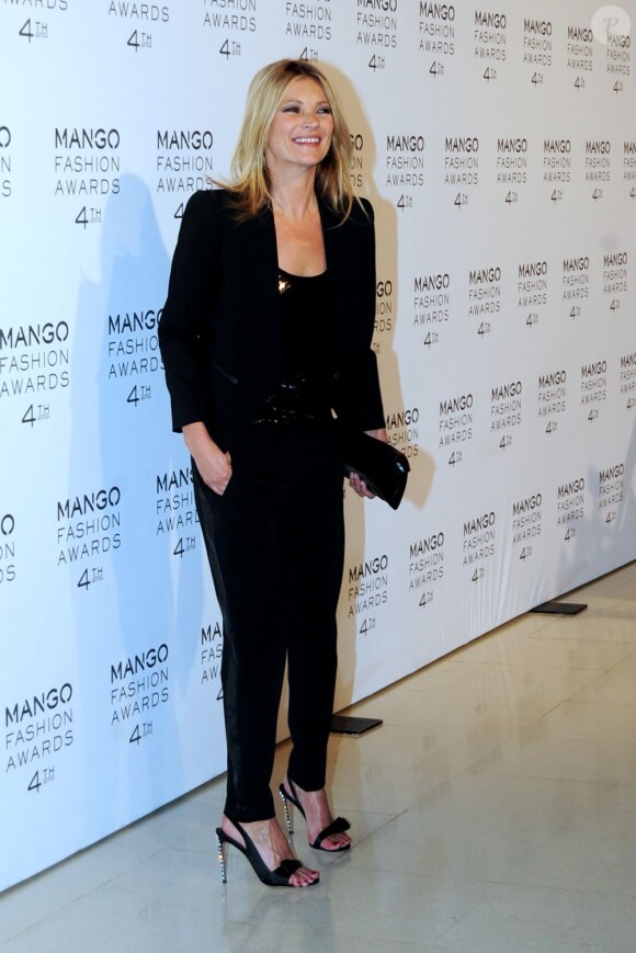 Kate Moss a le sourire ! La Brindille, visiblement ravie d'assister à la 4ème cérémonie des Mango Awards, était ultra stylée pour remettre des prix. Barcelone, e 30 mai 2012.