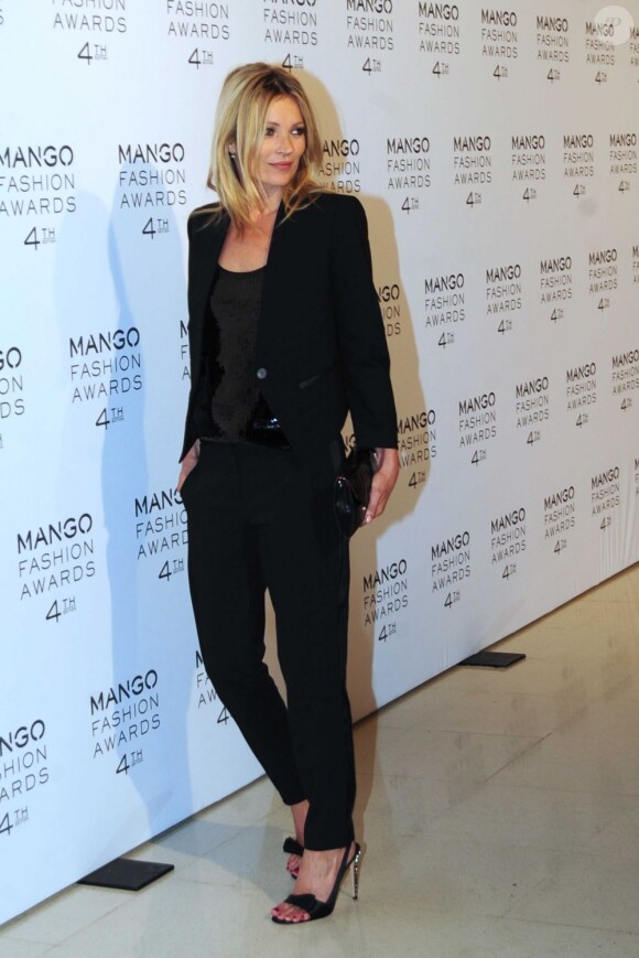 Kate Moss, ultra chic en total look black, assistait à la 4ème cérémonie des Mango Awards à Barcelone. Le 30 mai 2012.