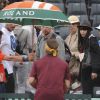 Nolwenn Leroy lance un regard compatissant à son homme Arnaud Clément face au Belge David Goffin alors que celui-ci ne soit interrompu par la pluie à Roland Garros le 30 mai 2012