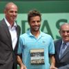 Arnaud Clément reçoit un hommage appuyé de Guy Forget et Jean Gachassin le 31 mai 2012 pour ce qui restera son dernier match à Roland-Garros