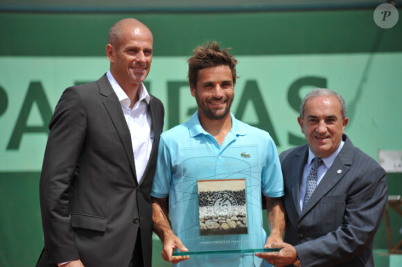 Arnaud Clément reçoit un hommage appuyé de Guy Forget et Jean Gachassin le 31 mai 2012 pour ce qui restera son dernier match à Roland-Garros