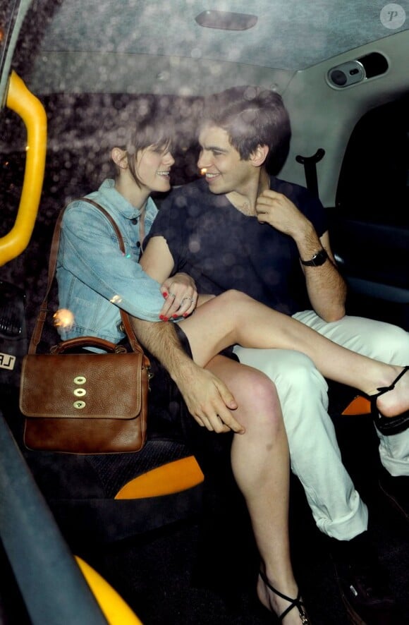 Keira Knightley et James Righton très complices dans un taxi de Londres, le 30 mai 2012.