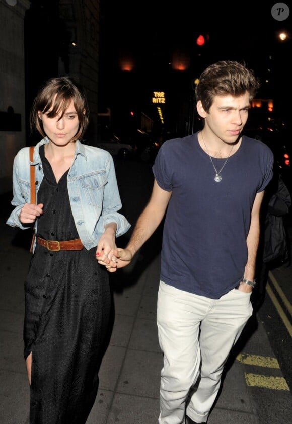 Keira Knightley et son fiancé James Righton à la sortie d'un restaurant le Londres, le 30 mai 2012.