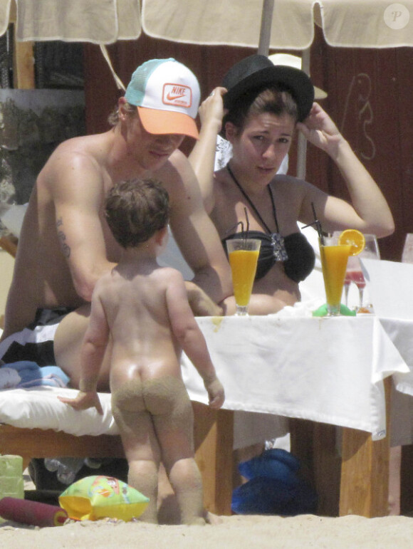 Fernando Torres et sa femme Olalla en grande discussion avec le petit Léo le 31 mai 2012 à Ibiza