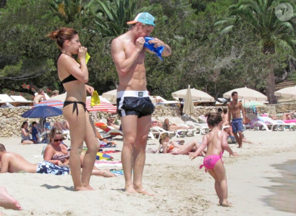Fernando Torres et sa femme Olalla sont de corvée de gonflage pour leurs enfants Nora et Léo le 31 mai 2012 à Ibiza