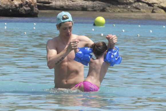 Fernando Torres, père attentif avec sa petite Nora le 31 mai 2012 à Ibiza