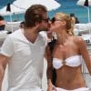 Michelle Hunziker et Tomaso Trussardi s'embrassent sur une plage de Miami, le 2 juin 2012.