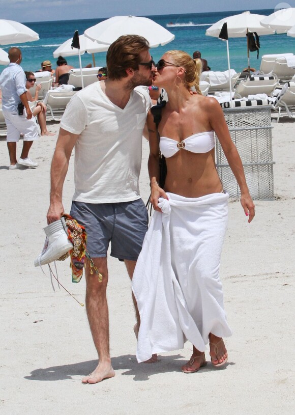Michelle Hunziker et Tomaso Trussardi s'embrassent sur une plage de Miami, le 2 juin 2012.