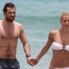 Michelle Hunziker et le beau Tomaso Trussardi se baignent sur une plage de Miami, le 2 juin 2012.