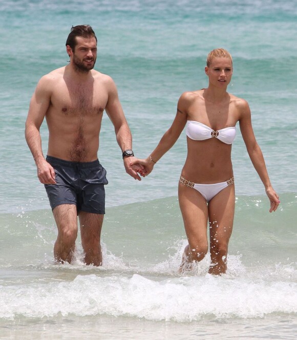 Michelle Hunziker et le beau Tomaso Trussardi se baignent sur une plage de Miami, le 2 juin 2012.