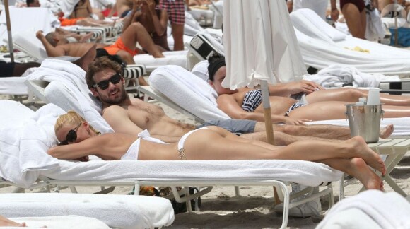 Détente au programme pour Michelle Hunziker et le beau Tomaso Trussardi sur une plage de Miami, le 2 juin 2012.