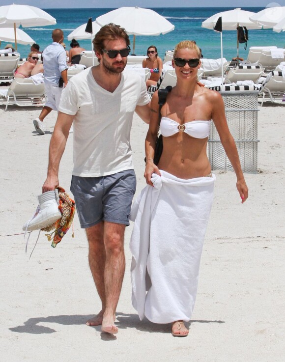 Michelle Hunziker et le beau Tomaso Trussardi sur une plage de Miami, le 2 juin 2012.