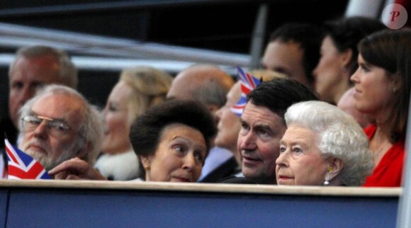 Le concert du jubilé de diamant de la reine Elizabeth II a été le point d'orgue des festivités, lundi 4 juin 2012 au soir, à Buckingham Palace. Privée de son époux, hospitalisé, la monarque était entourée de toute la famille royale, de nombreux invités, de 12 000 spectateurs dans l'enceinte de Buckingham et de 500 000 sur le Mall.
