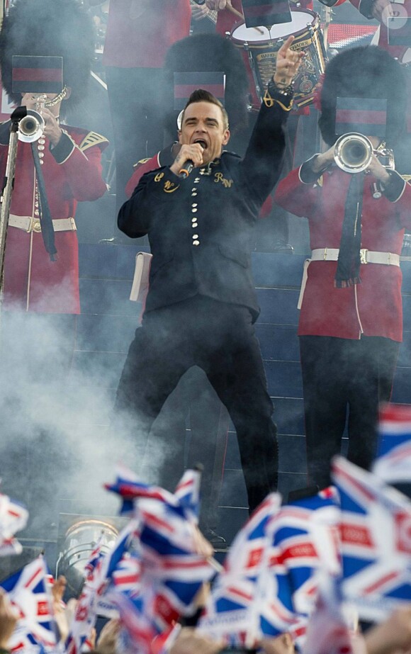 Robbie Williams ouvrait le bal... Le concert du jubilé de diamant de la reine Elizabeth II a été le point d'orgue des festivités, lundi 4 juin 2012 au soir, à Buckingham Palace. Privée de son époux, hospitalisé, la monarque était entourée de toute la famille royale, de nombreux invités, de 12 000 spectateurs dans l'enceinte de Buckingham et de 500 000 sur le Mall.