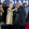 Le prince Charles a été particulièrement émouvant en clôture du concert du jubilé.
Buckingham Palace accueillait le 4 juin au soir le concert du jubilé de diamant de la reine Elizabeth II, point d'orgue des festivités pour ses 60 ans de règne. Privée de son époux, hospitalisé, la monarque était entourée de toute la famille royale, de nombreux invités, de 12 000 spectateurs dans l'enceinte de Buckingham et de 500 000 sur le Mall.