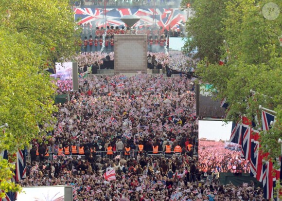 Buckingham Palace accueillait le 4 juin au soir le concert du jubilé de diamant de la reine Elizabeth II, point d'orgue des festivités pour ses 60 ans de règne. Privée de son époux, hospitalisé, la monarque était entourée de toute la famille royale, de nombreux invités, de 12 000 spectateurs dans l'enceinte de Buckingham et de 500 000 sur le Mall.