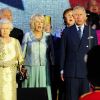 Tous les artistes ont entouré la reine et le prince Charles sur scène au moment du grand final !
Buckingham Palace accueillait le 4 juin au soir le concert du jubilé de diamant de la reine Elizabeth II, point d'orgue des festivités pour ses 60 ans de règne. Privée de son époux, hospitalisé, la monarque était entourée de toute la famille royale, de nombreux invités, de 12 000 spectateurs dans l'enceinte de Buckingham et de 500 000 sur le Mall.