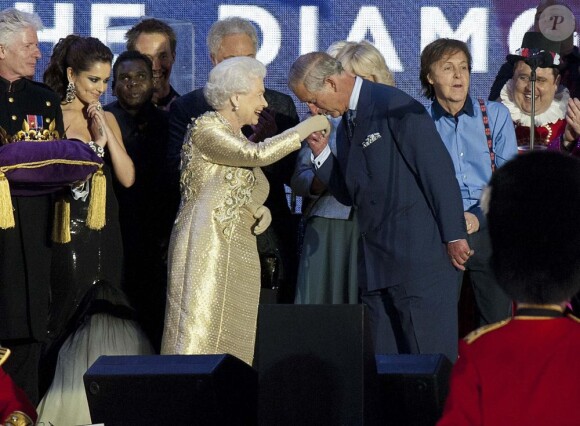 Le prince Charles a été particulièrement émouvant en clôture du concert du jubilé.
Buckingham Palace accueillait le 4 juin au soir le concert du jubilé de diamant de la reine Elizabeth II, point d'orgue des festivités pour ses 60 ans de règne. Privée de son époux, hospitalisé, la monarque était entourée de toute la famille royale, de nombreux invités, de 12 000 spectateurs dans l'enceinte de Buckingham et de 500 000 sur le Mall.