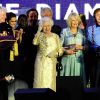 Tous les artistes ont entouré la reine et le prince Charles sur scène au moment du grand final !
Buckingham Palace accueillait le 4 juin au soir le concert du jubilé de diamant de la reine Elizabeth II, point d'orgue des festivités pour ses 60 ans de règne. Privée de son époux, hospitalisé, la monarque était entourée de toute la famille royale, de nombreux invités, de 12 000 spectateurs dans l'enceinte de Buckingham et de 500 000 sur le Mall.