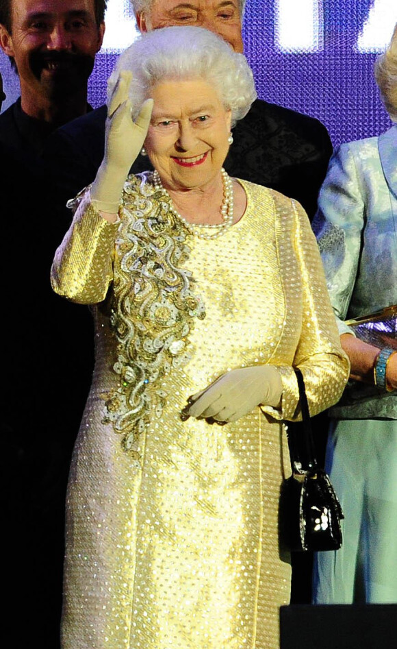 Une reine en or pour son grand soir, dans une robe Angela Kelly.
Buckingham Palace accueillait le 4 juin au soir le concert du jubilé de diamant de la reine Elizabeth II, point d'orgue des festivités pour ses 60 ans de règne. Privée de son époux, hospitalisé, la monarque était entourée de toute la famille royale, de nombreux invités, de 12 000 spectateurs dans l'enceinte de Buckingham et de 500 000 sur le Mall.