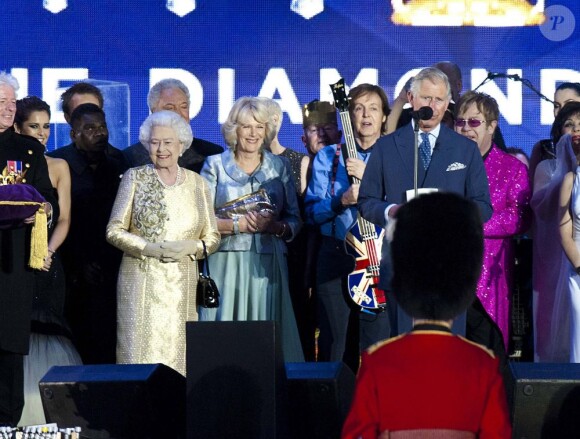 La reine Elizabeth II a reçu l'hommage de la nation par la voix de son fils le prince Charles, émouvant lors de la clôture du concert du jubilé de diamant à Buckingham Palace le 4 juin 2012.