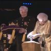 La reine Elizabeth II allume le dernier des 4 200 fanaux de son jubilé de diamant, à l'issue du concert donné à Buckingham Palace le 4 juin 2012.