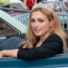 Julie Gayet, marraine du rallye des Princesses, avec sa couronne !
