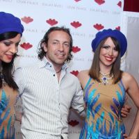 Philippe Candeloro et Annie Cordy sous le charme des danseuses du César Palace