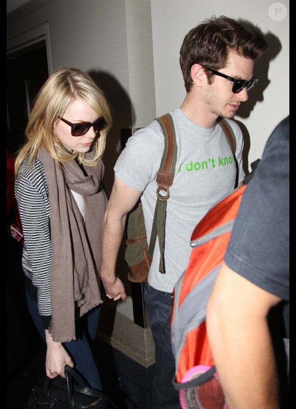 Le couple Emma Stone et Andrew Garfield à l'aéroport de Los Angeles, le 6 juin 2012.
