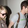 Emma Stone et Andrew Garfield sont photographiés l'aéroport de Los Angeles, le 6 juin 2012.