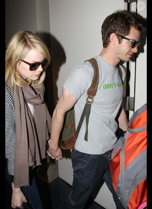 Emma Stone et Andrew Garfield sont photographiés l'aéroport de Los Angeles, le 6 juin 2012.