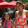 Brooke Burke avec sa fille Neriah Fisher présente la marque de glaces Dryer's Ice Cream, à Los Angeles le 6 juin 2012