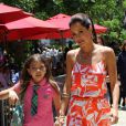 Brooke Burke avec sa fille Neriah Fisher présente la marque de glaces Dryer's Ice Cream, à Los Angeles le 6 juin 2012